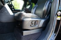 USED 2020 20 LAND ROVER DISCOVERY 3.0 SD V6 HSE SUV 5dr Diesel Auto 4WD Euro 6 (s/s) (306 ps) SANTORINI BLACK METALLIC PAINTWORK + SUNROOF + MERIDIAN + F&R HEATED SEATS + CARPLAY