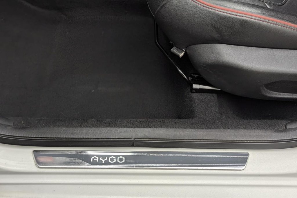 USED 2017 17 TOYOTA AYGO 1.0 VVT-i x-claim Funroof 5dr Petrol Manual Euro 6 (68 ps) Pan Roof, Sat Nav, Cruise