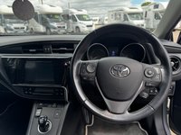 USED 2017 67 TOYOTA AURIS 1.8 VVT-h Design Hatchback 5dr Petrol Hybrid CVT Euro 6 (s/s) (136 ps) 