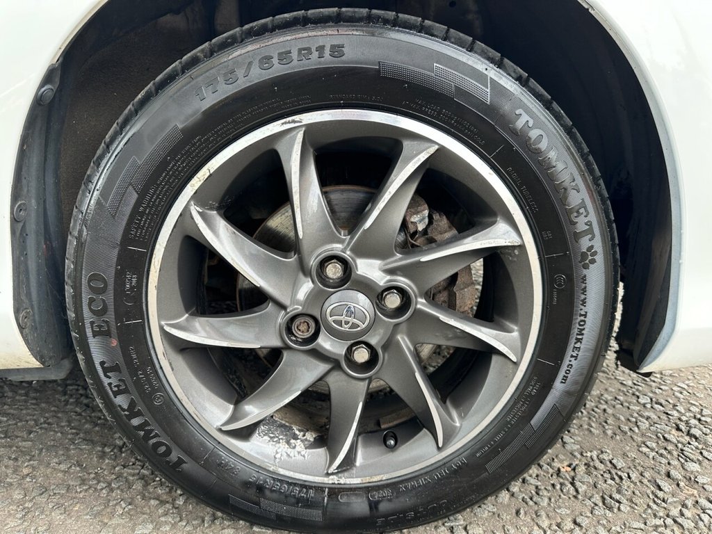 2013 Toyota Yaris thumbnail 16
