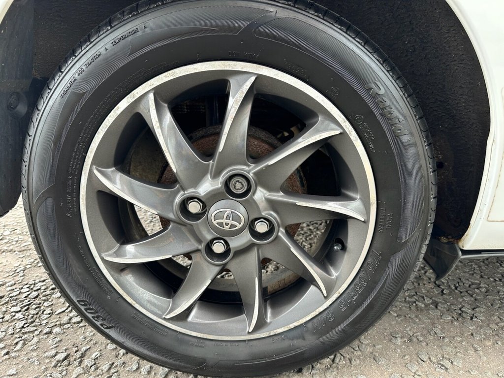 2013 Toyota Yaris thumbnail 17