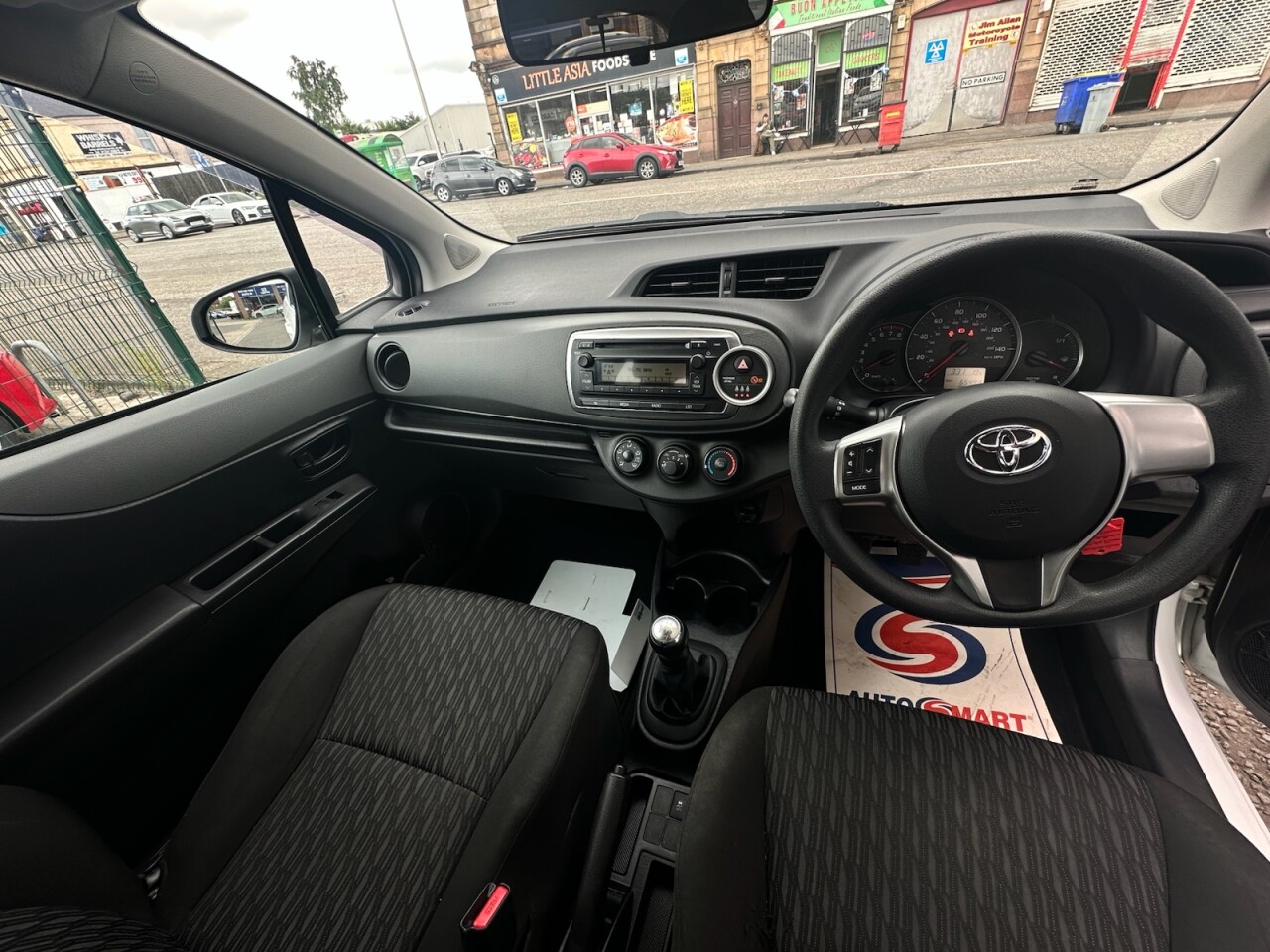 2013 Toyota Yaris thumbnail 23