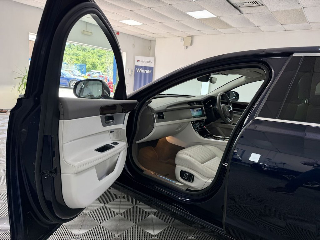 USED 2020 20 JAGUAR XF 2.0i Portfolio GPF Saloon 4dr Petrol Auto Euro 6 (s/s) (250 ps) 