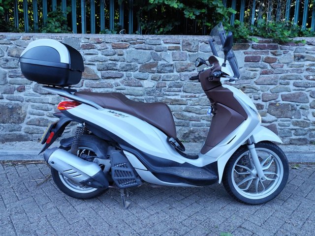 View our PIAGGIO MEDLEY 125