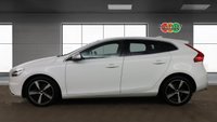 USED 2019 19 VOLVO V40 2.0 T2 GPF R-Design Hatchback 5dr Petrol Manual Euro 6 (s/s) (122 ps) Alloy wheels - Rear parking sensors