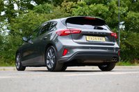 USED 2024 24 FORD FOCUS 1.0T EcoBoost MHEV ST-Line Hatchback 5dr Petrol Hybrid Manual Euro 6 (s/s) (125 ps) MAGNETIC GREY METALLIC PAINTWORK + APPLE CARPLAY + F&R PARKING SENSORS