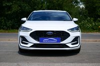USED 2024 24 FORD FOCUS 1.0T EcoBoost MHEV ST-Line Hatchback 5dr Petrol Hybrid DCT Euro 6 (s/s) (155 ps) FROZEN WHITE METALLIC PAINTWORK + CARPLAY + PARK SENSORS + TINTS