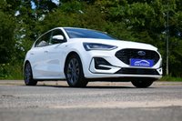 USED 2024 24 FORD FOCUS 1.0T EcoBoost MHEV ST-Line Hatchback 5dr Petrol Hybrid DCT Euro 6 (s/s) (155 ps) FROZEN WHITE METALLIC PAINTWORK + CARPLAY + PARK SENSORS + TINTS