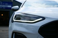 USED 2024 24 FORD FOCUS 1.0T EcoBoost MHEV ST-Line Hatchback 5dr Petrol Hybrid DCT Euro 6 (s/s) (155 ps) FROZEN WHITE METALLIC PAINTWORK + CARPLAY + PARK SENSORS + TINTS