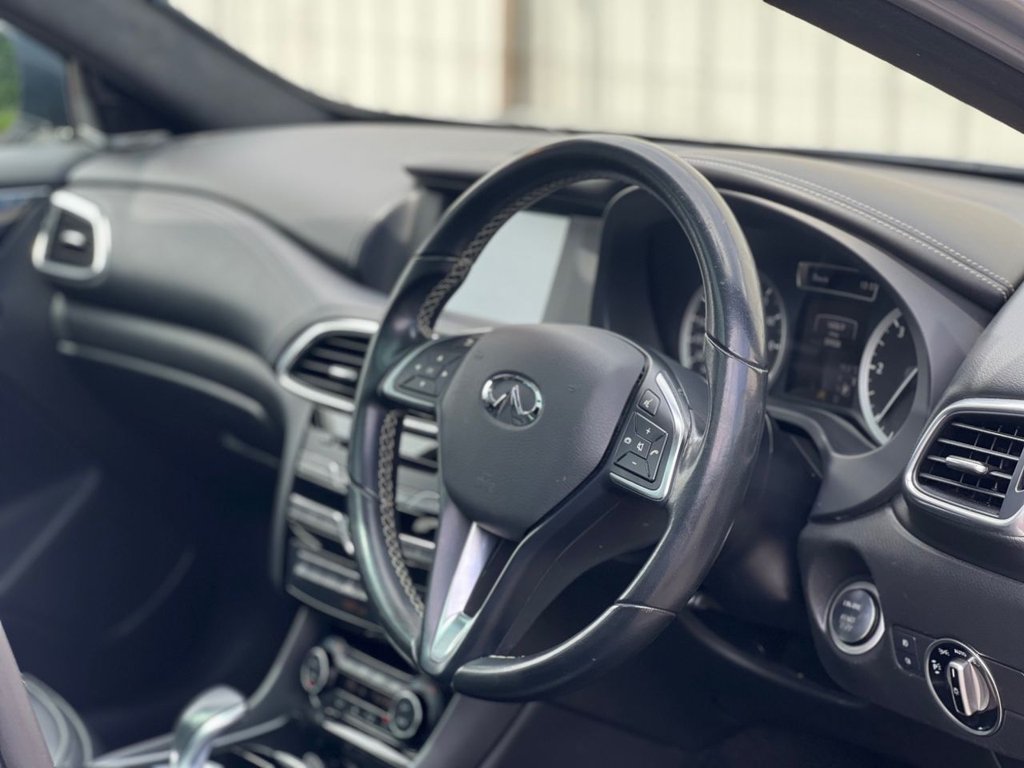 USED 2018 INFINITI QX30 2.2d Luxe Tech SUV 5dr Diesel DCT AWD Euro 6 (s/s) (170 ps) *AWARD WINNING DEALERSHIP*