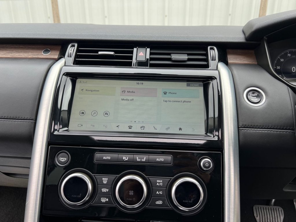 USED 2019 19 LAND ROVER DISCOVERY 3.0 SD V6 HSE Luxury SUV 5dr Diesel Auto 4WD Euro 6 (s/s) (306 ps) REAR TV'S  / SLIDING PAN ROOF