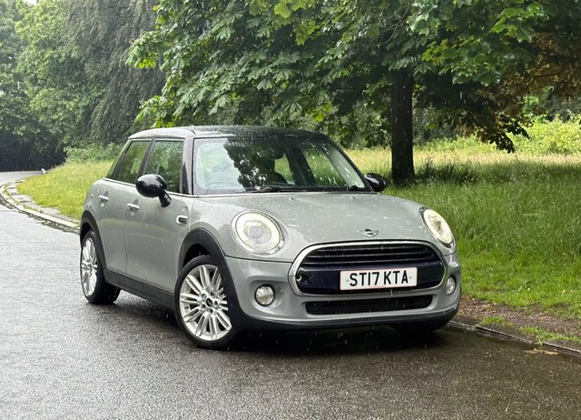 View our MINI Hatch 1.5 Cooper Hatchback 5dr Petrol Manual Euro 6 (s/s) (136 ps) MOONWALK GREY, 17 INCH ALLOYS