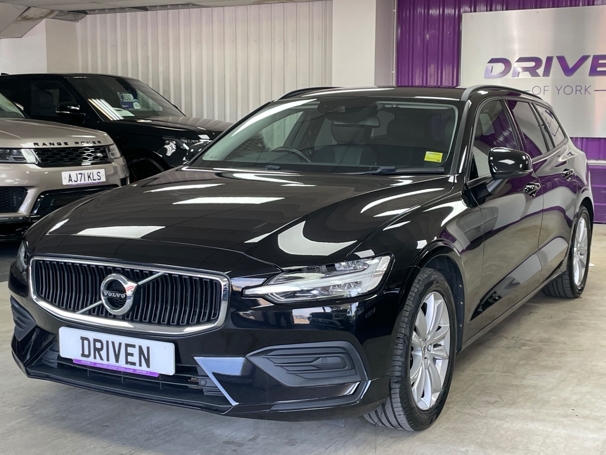 USED 2019 19 VOLVO V60 2.0 D3 Momentum Estate 5dr Diesel Manual Euro 6 (s/s) (150 ps) 