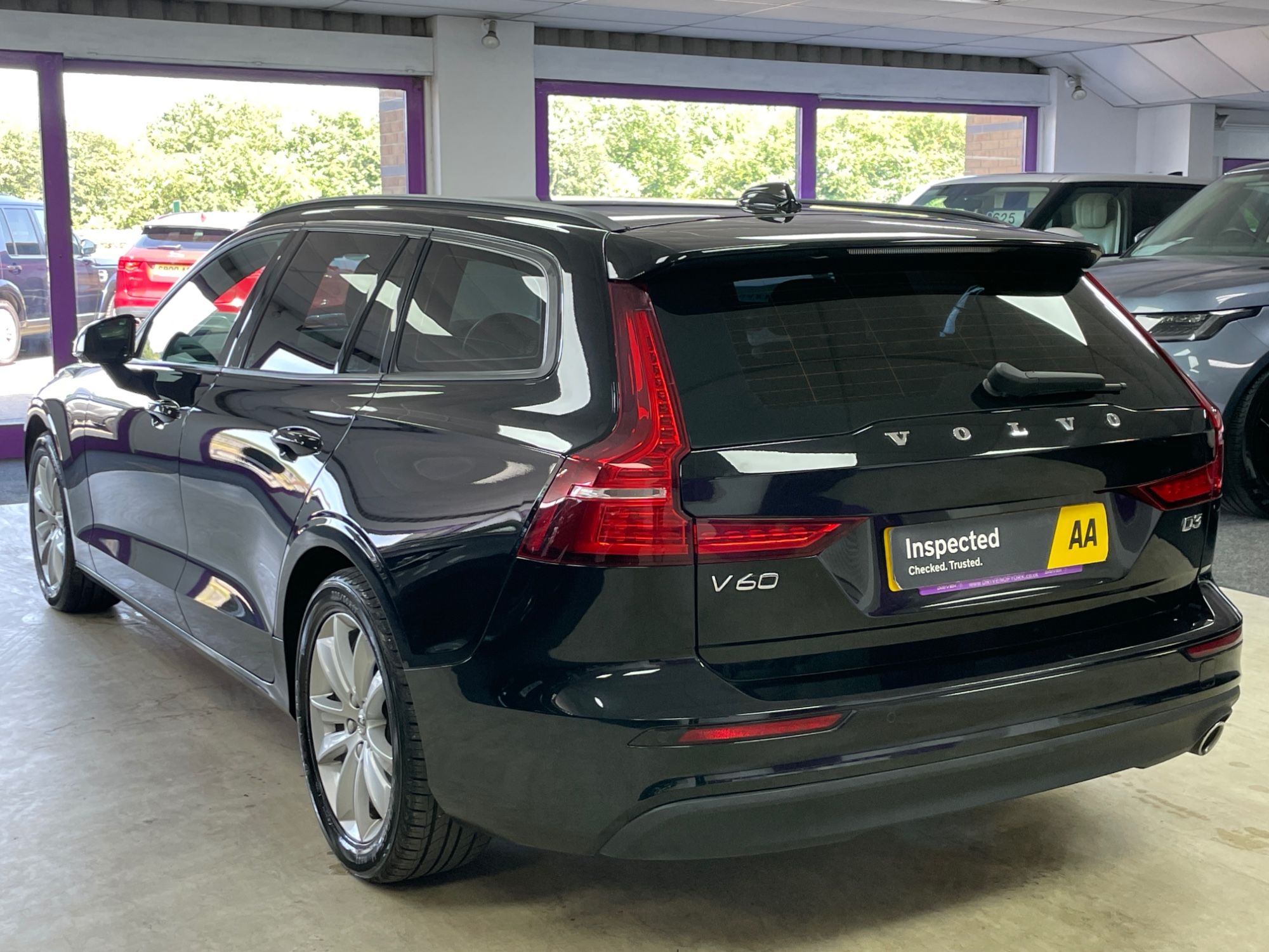 USED 2019 19 VOLVO V60 2.0 D3 Momentum Estate 5dr Diesel Manual Euro 6 (s/s) (150 ps) 