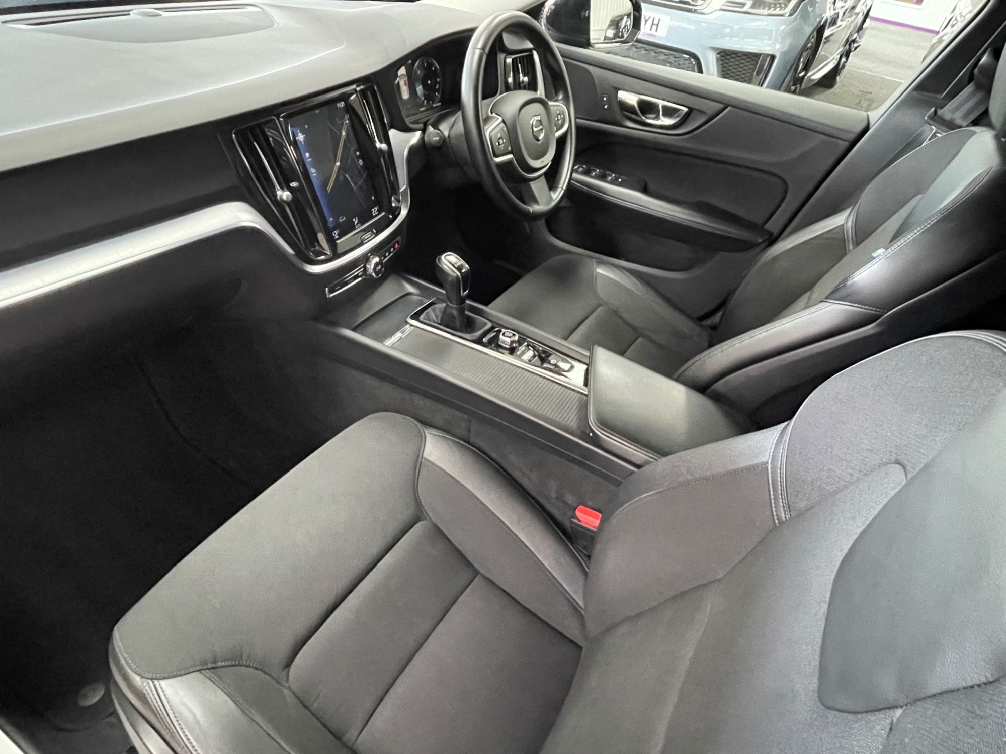 USED 2019 19 VOLVO V60 2.0 D3 Momentum Estate 5dr Diesel Manual Euro 6 (s/s) (150 ps) 