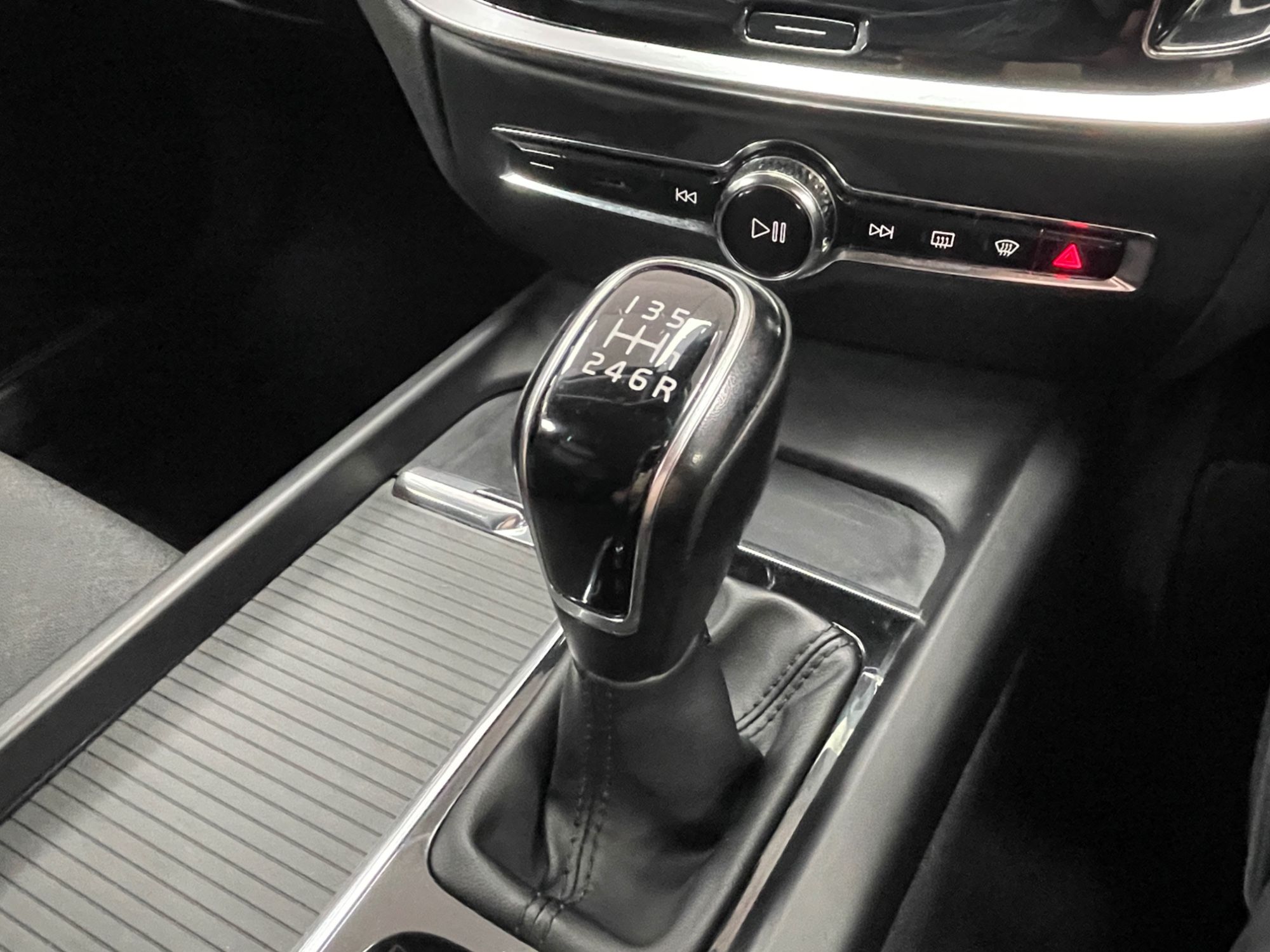 USED 2019 19 VOLVO V60 2.0 D3 Momentum Estate 5dr Diesel Manual Euro 6 (s/s) (150 ps) 