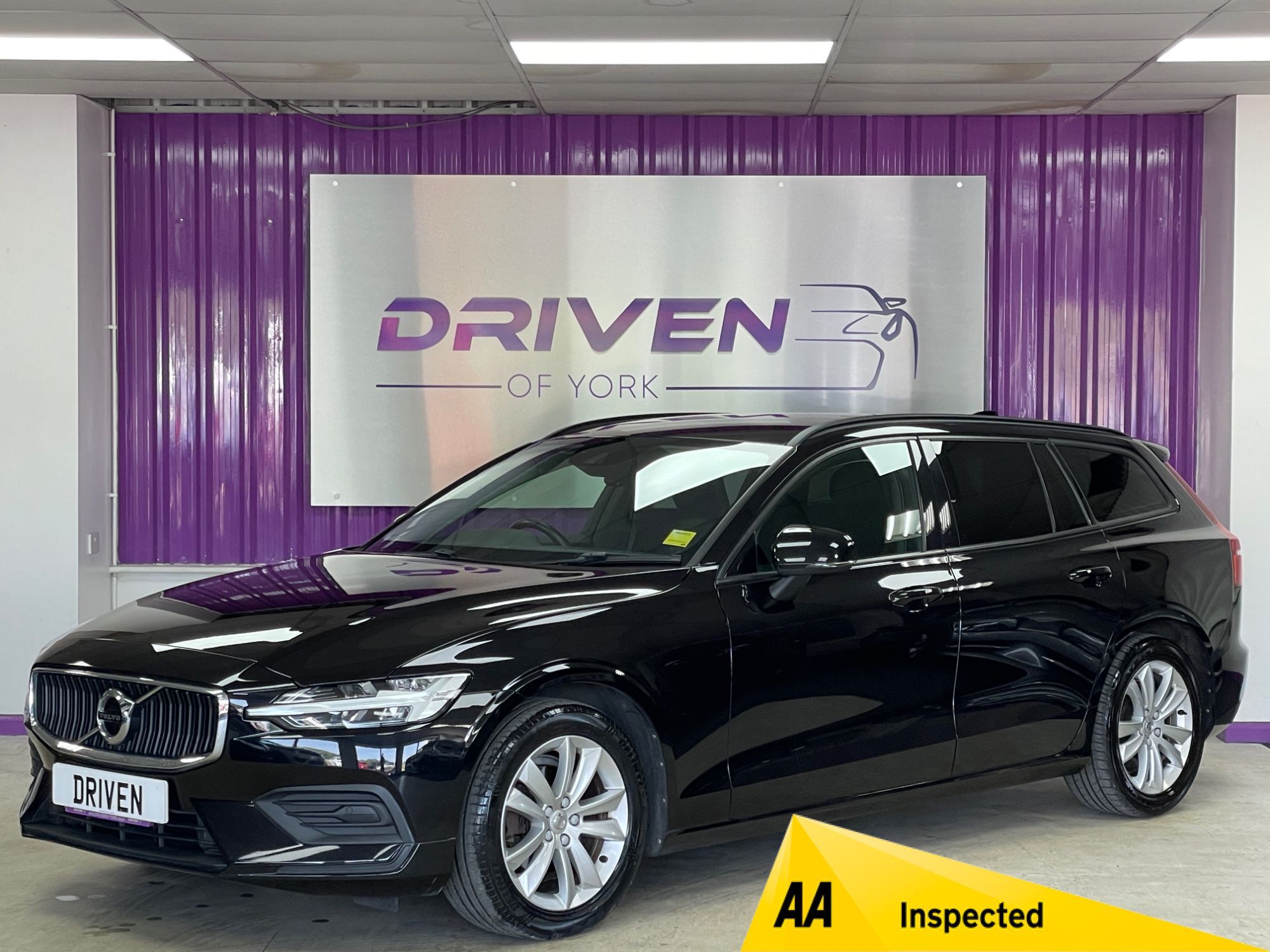 USED 2019 19 VOLVO V60 2.0 D3 Momentum Estate 5dr Diesel Manual Euro 6 (s/s) (150 ps) 