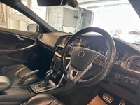 USED 2019 19 VOLVO V40 1.5 T3 R-Design Edition Hatchback 5dr Petrol Auto Euro 6 (s/s) (152 ps)+2 KEYS+1 FORMER KEEPER+HISTORY+FULL LEATHER SEATS+PARK CONTROL+DAB+PRIVACY+BLUETOOTH+MEDIA+ALLOYS+APPS+USB+AUX+CRUISE+CLIMATE+ 2 KEYS+1 FORMER KEEPER+HISTORY+FULL LEATHER SEATS+PARK CONTROL+DAB+PRIVACY+BLUETOOTH+MEDIA+ALLOYS+APPS+USB+AUX+CRUISE+CLIMATE+HPI CLEAR