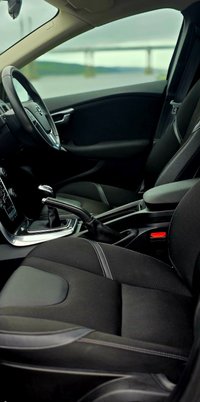 USED 2018 68 VOLVO V40 2.0 T2 GPF Momentum Hatchback 5dr Petrol Manual Euro 6 (s/s) (122 ps) 