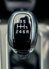 USED 2018 68 VOLVO V40 2.0 T2 GPF Momentum Hatchback 5dr Petrol Manual Euro 6 (s/s) (122 ps) 