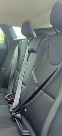 USED 2018 68 VOLVO V40 2.0 T2 GPF Momentum Hatchback 5dr Petrol Manual Euro 6 (s/s) (122 ps) 