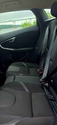 USED 2018 68 VOLVO V40 2.0 T2 GPF Momentum Hatchback 5dr Petrol Manual Euro 6 (s/s) (122 ps) 
