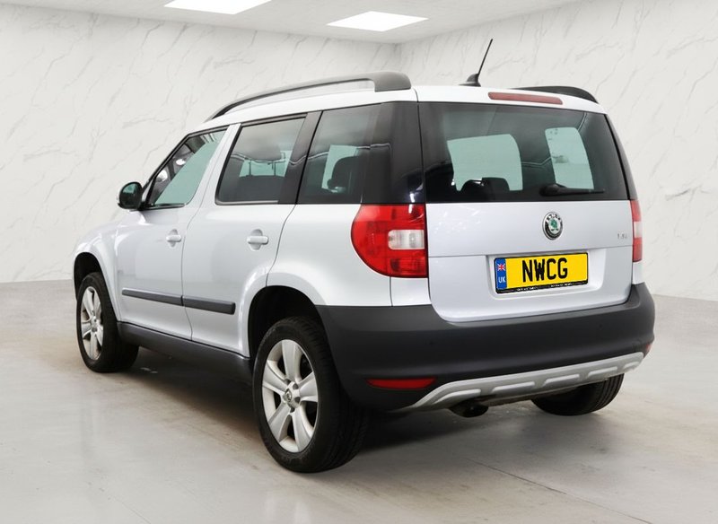 2011 Škoda Yeti in silver — photo 3 of 11