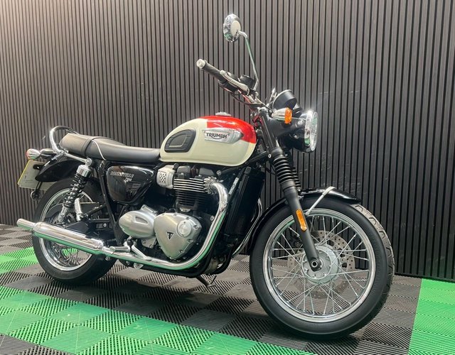View our TRIUMPH BONNEVILLE T100