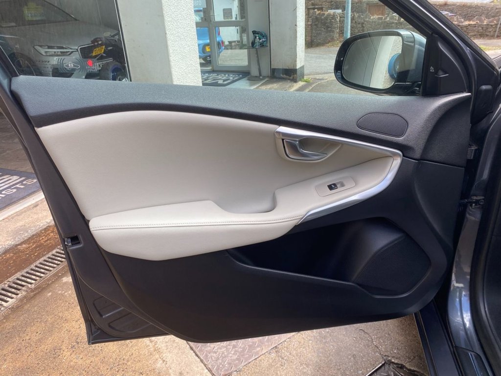 USED 2014 14 VOLVO V40 1.6 D2 SE Lux Nav Hatchback 5dr Diesel Manual Euro 5 (s/s) (115 ps) FULL SERVICE HISTORY