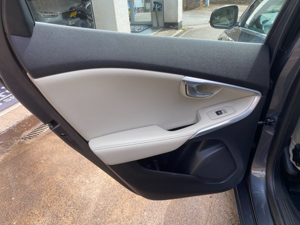 USED 2014 14 VOLVO V40 1.6 D2 SE Lux Nav Hatchback 5dr Diesel Manual Euro 5 (s/s) (115 ps) FULL SERVICE HISTORY