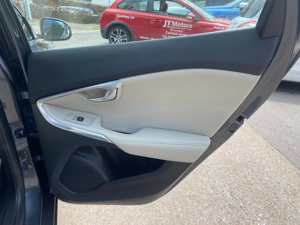 USED 2014 14 VOLVO V40 1.6 D2 SE Lux Nav Hatchback 5dr Diesel Manual Euro 5 (s/s) (115 ps) FULL SERVICE HISTORY