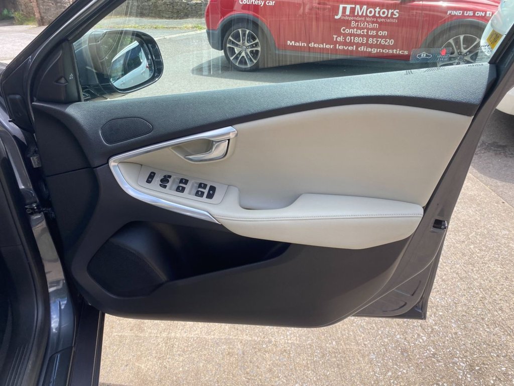 USED 2014 14 VOLVO V40 1.6 D2 SE Lux Nav Hatchback 5dr Diesel Manual Euro 5 (s/s) (115 ps) FULL SERVICE HISTORY