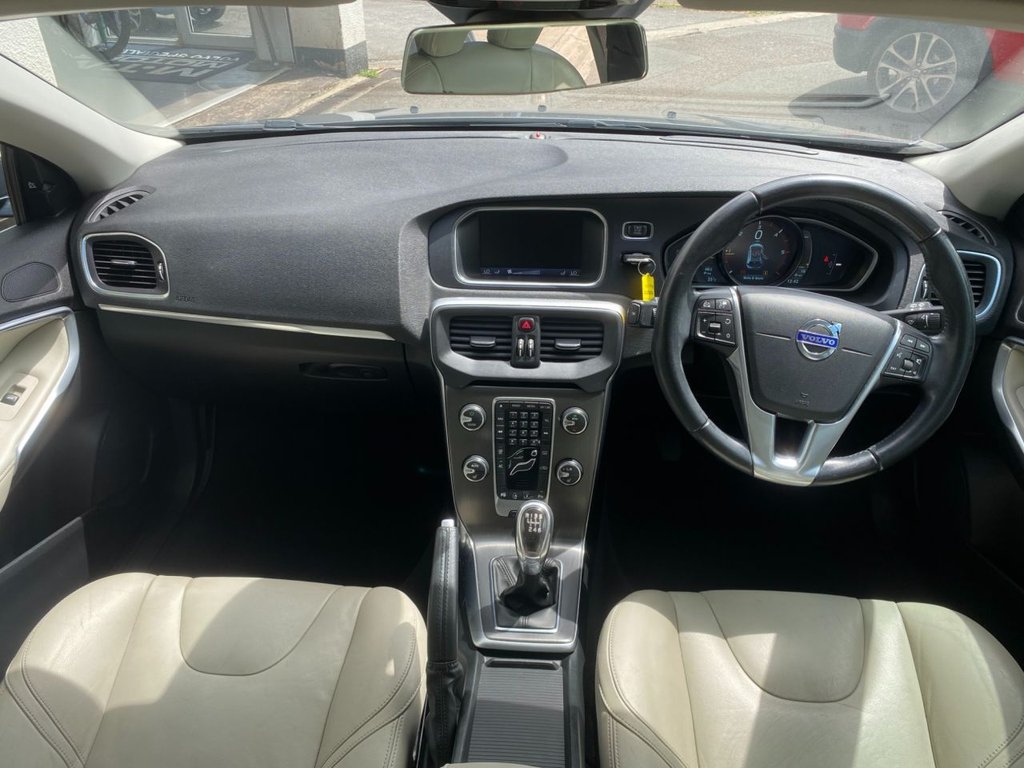 USED 2014 14 VOLVO V40 1.6 D2 SE Lux Nav Hatchback 5dr Diesel Manual Euro 5 (s/s) (115 ps) FULL SERVICE HISTORY