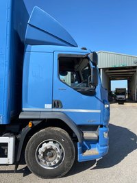 USED 2022 71 DAF LF 18T CURTAIN SIDED SLEEPER CAB WITH COLUMN TAIL LIFT, 28FT BODY, 1.5T LIFT 