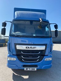 USED 2022 71 DAF LF 18T CURTAIN SIDED SLEEPER CAB WITH COLUMN TAIL LIFT, 28FT BODY, 1.5T LIFT 