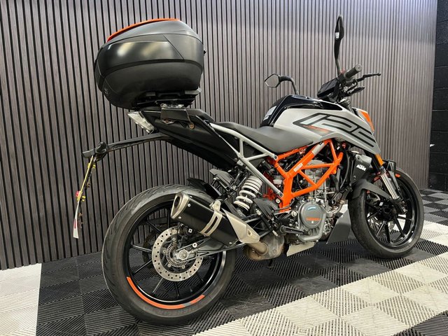 View our KTM 125 DUKE