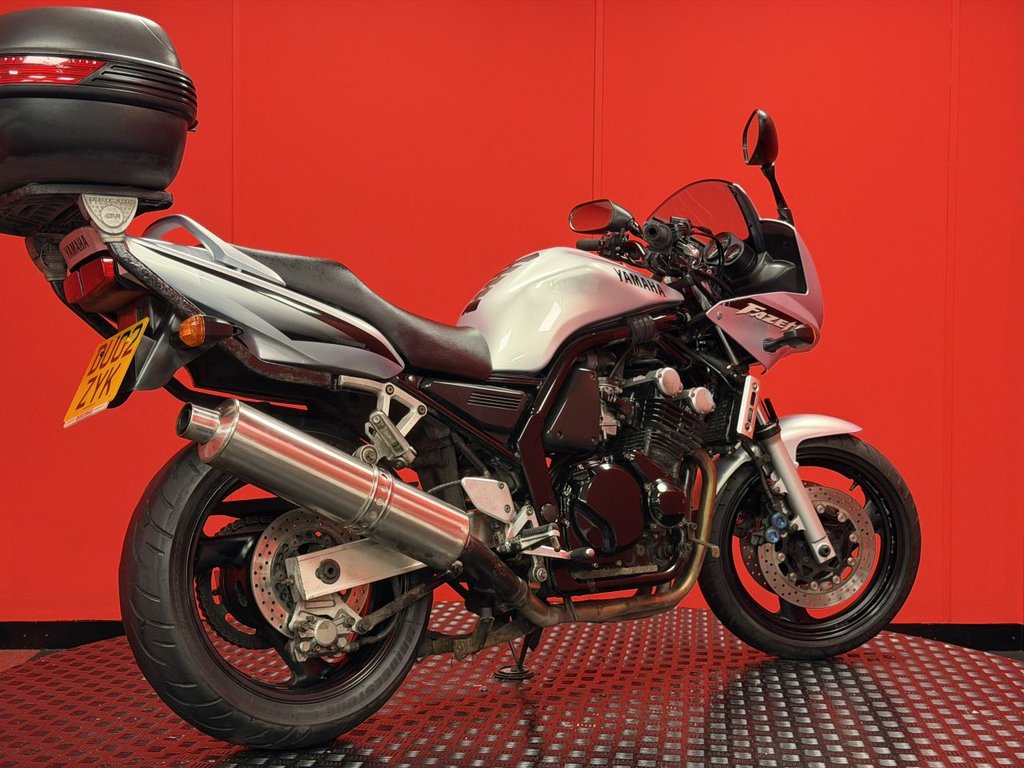 USED 2002 02 YAMAHA FZS600 TRADE BIKES AT TRADE PRICES GIVI TOP BOX