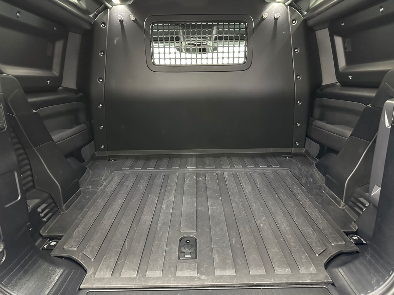 2023 LAND ROVER DEFENDER 3.0 D250 MHEV Hard Top SUV 3dr Diesel Auto 4WD SWB Euro 6 (s/s) (250 ps) - vehicle photo 19 for sale on PureCar