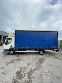 USED 2020 70 DAF LF 7.5 TONNE CURTAINSIDER WITH COLUMN TAIL LIFT 