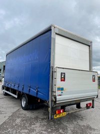 USED 2020 70 DAF LF 7.5 TONNE CURTAINSIDER WITH COLUMN TAIL LIFT 