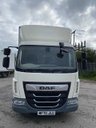 USED 2020 70 DAF LF 7.5 TONNE CURTAINSIDER WITH COLUMN TAIL LIFT 