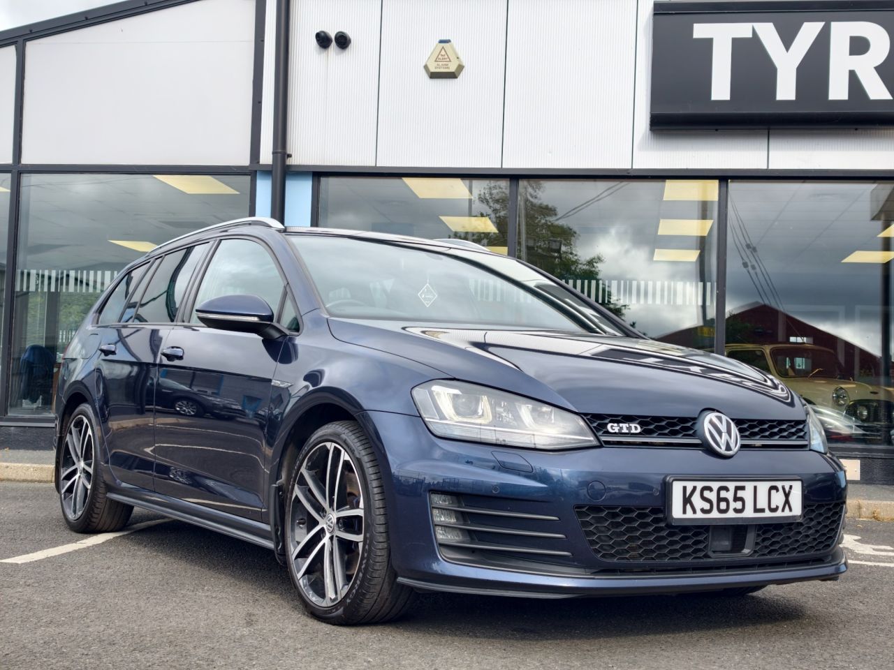 2016 VOLKSWAGEN GOLF 2.0 TDI BlueMotion Tech GTD (Nav) Estate 5dr Diesel DSG Euro 6 (s/s) (184 p - vehicle photo 14 for sale on PureCar