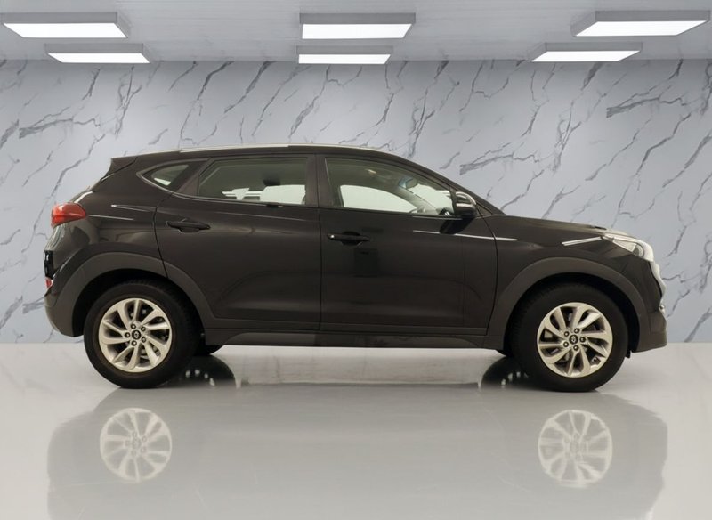 2016 Hyundai Tucson in black — photo 9 of 27