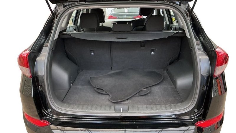 2016 Hyundai Tucson in black — photo 10 of 14