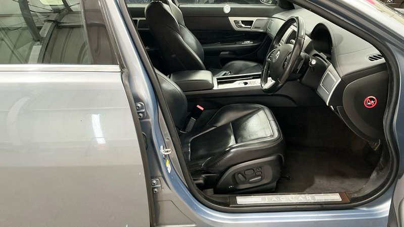 2013 Jaguar XF in grey — photo 9 of 11