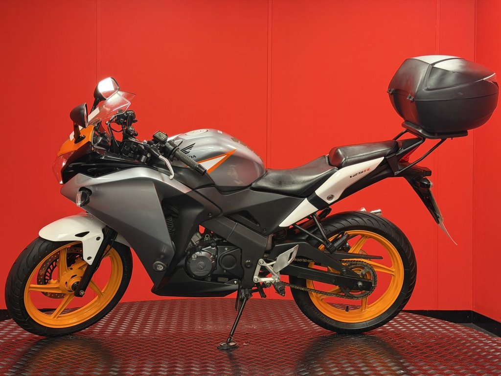 USED 2011 11 HONDA CBR125R TRADE BIKES AT TRADE PRICES SHAD TOP BOX