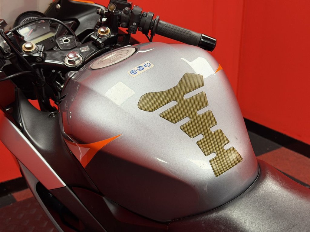 USED 2011 11 HONDA CBR125R TRADE BIKES AT TRADE PRICES SHAD TOP BOX