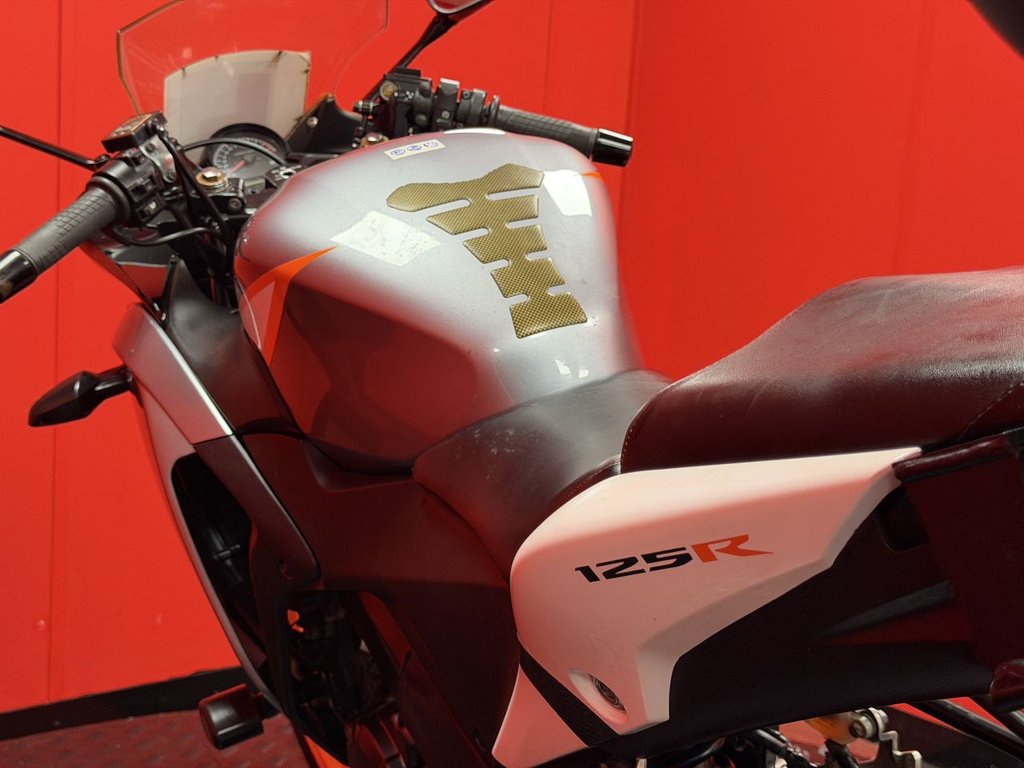 USED 2011 11 HONDA CBR125R TRADE BIKES AT TRADE PRICES SHAD TOP BOX