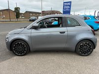 USED 2022 22 FIAT 500E 42kWh La Prima Hatchback 3dr Electric Auto (118 ps) 1 OWNER FROM NEW* FULL EV* AUTOMATIC* SAT NAV* PANORAMIC ROOF* PARKING SENSORS* REVERSING CAMERA* ELECTRIC HANDBRAKE* STEERING MODE* COLLISION ASSIST* CRUISE CONTROL* AIR CON* FULL BEIGE LEATHER WITH HEATED SEATS