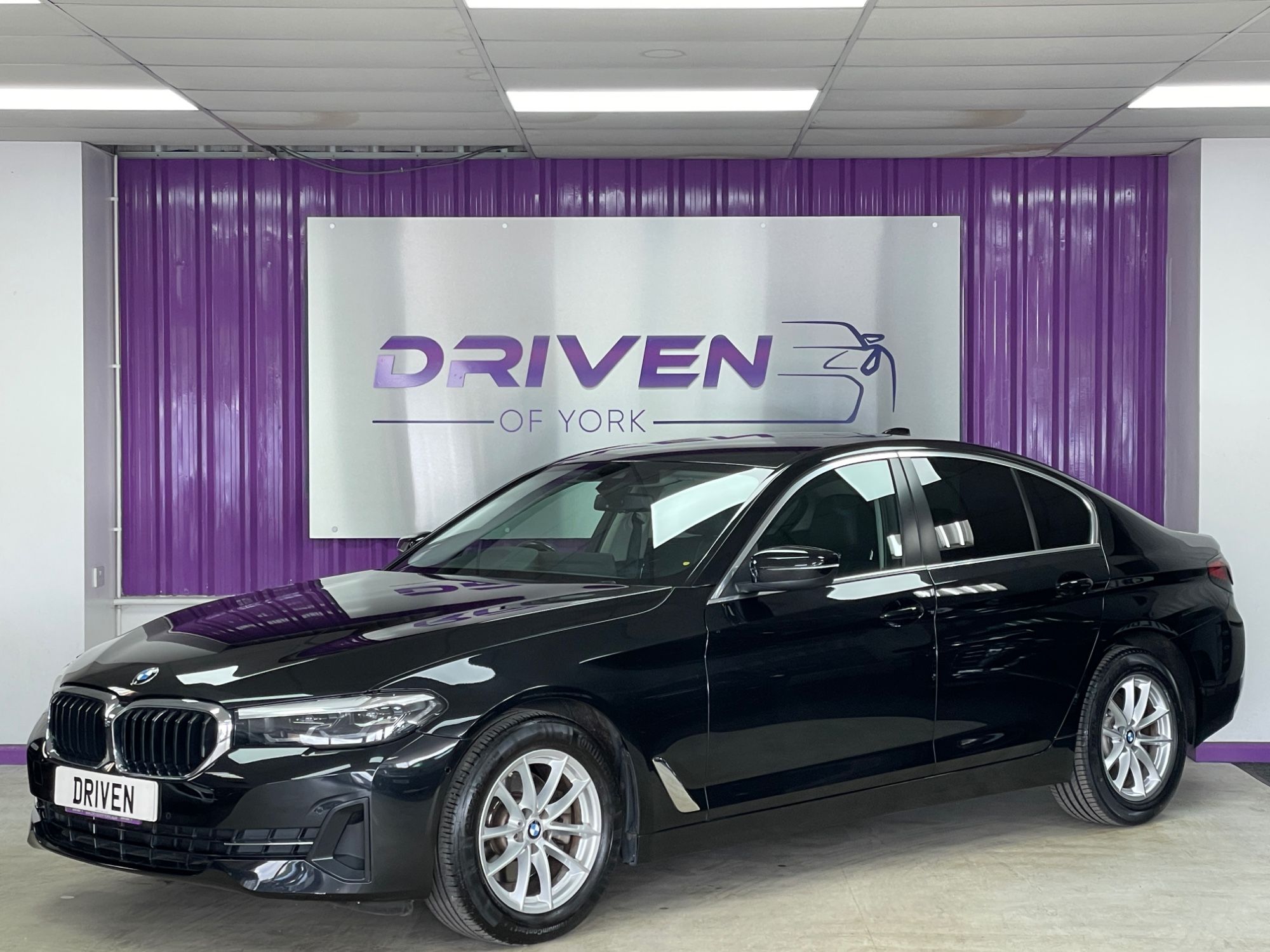 USED 2022 22 BMW 5 SERIES 2.0 520i MHT SE Saloon 4dr Petrol Hybrid Steptronic Euro 6 (s/s) (184 ps) 